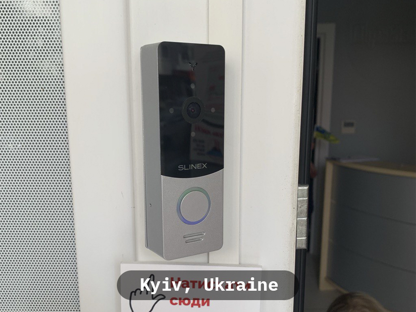 Slinex video intercom interface showing integrated additional CCTV camera feeds.